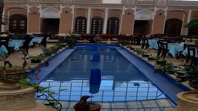 حیاط هتل سنتی ادیب الممالک یزد حیاط هتل سنتی ادیب الممالک یزد